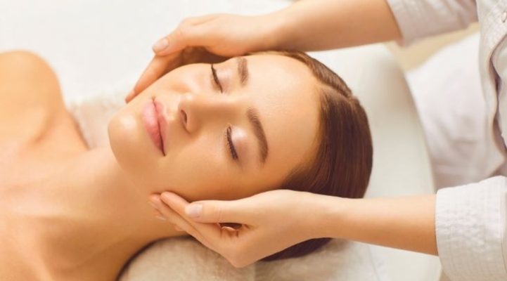 Massage toàn mặt giúp da sáng mịn và thư giãn